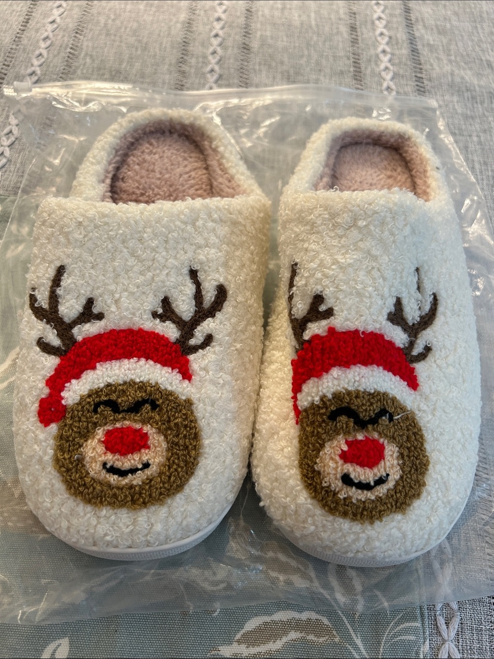 Plush White Women’s Reindeer Slippers - Festive Indoor Comfort